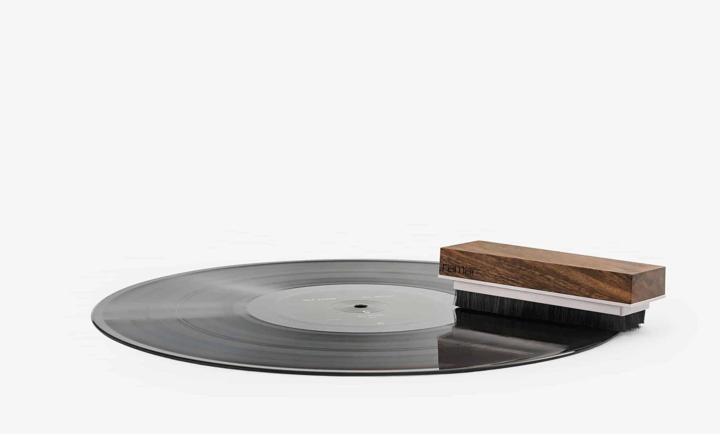 record brush ramar vinyl Tina Schallplattenbürste von ramar liegt auf einer Schallplatte. Record brush.