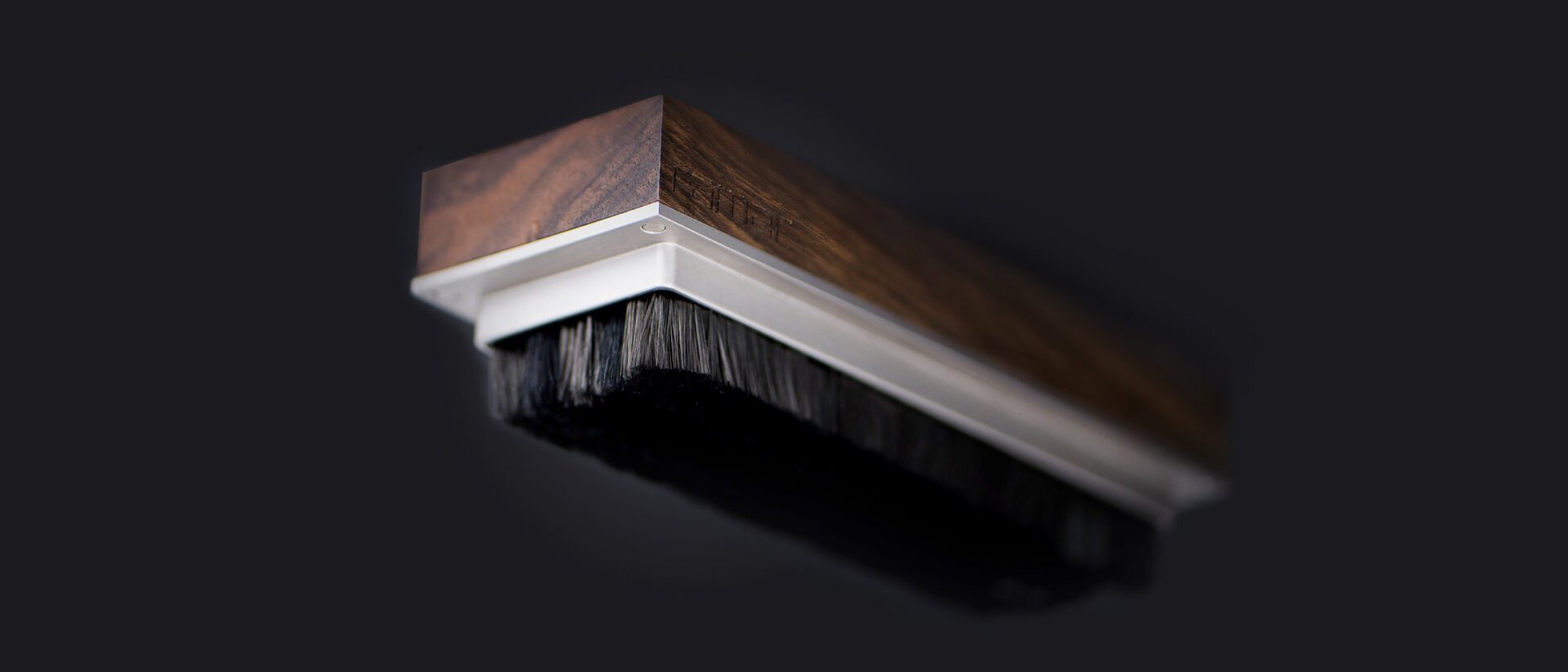 record brush tina Tina ist eine Schallplattenbürste von ramar handgefertigt aus Nussbaum. Record brush.