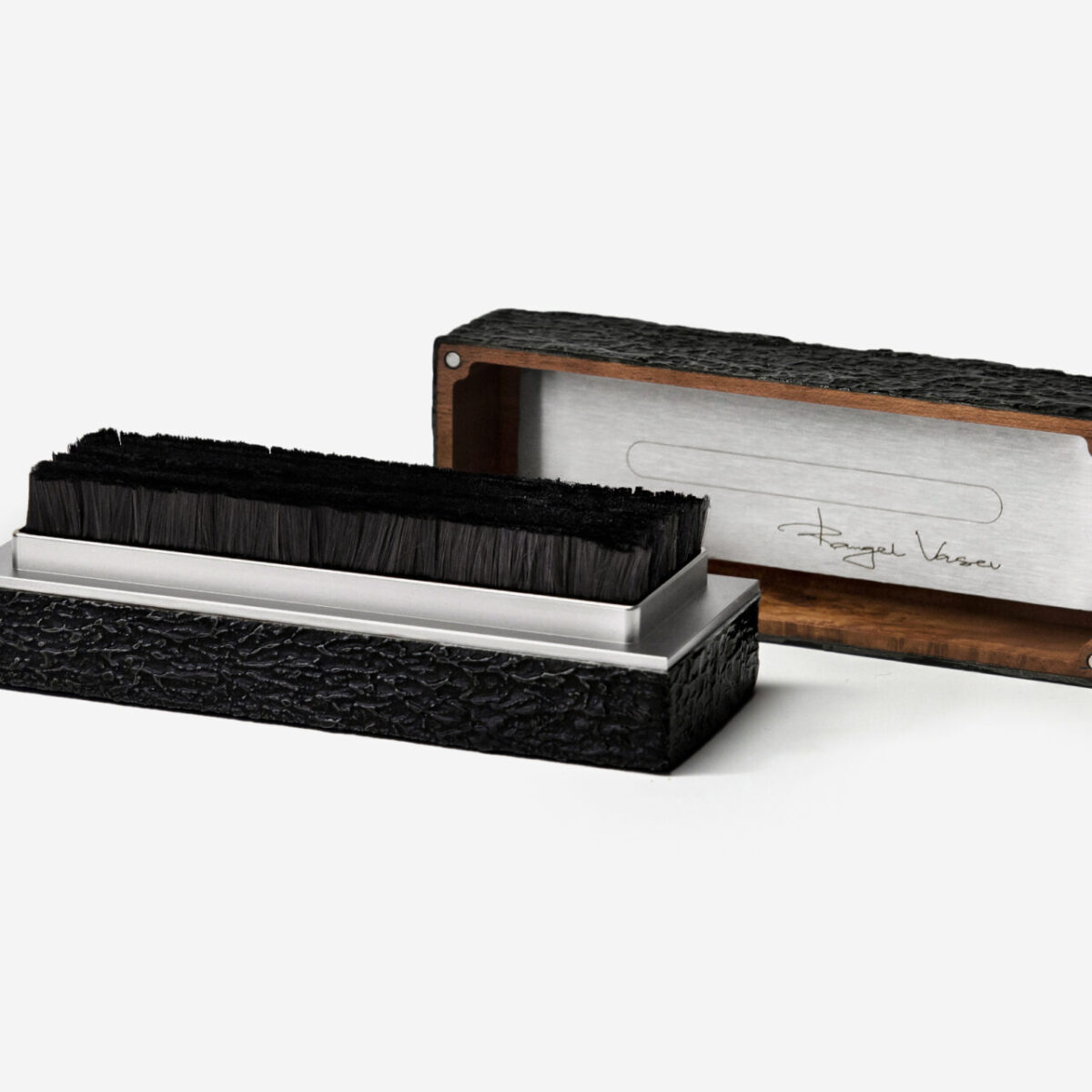 Ramar Noir record brush